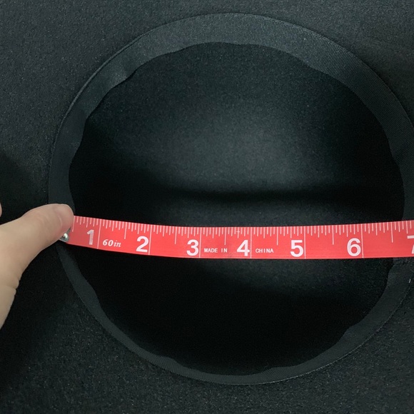 ❣️2/$40❣️ Black Cloche Hat With Chain - Picture 6 of 6